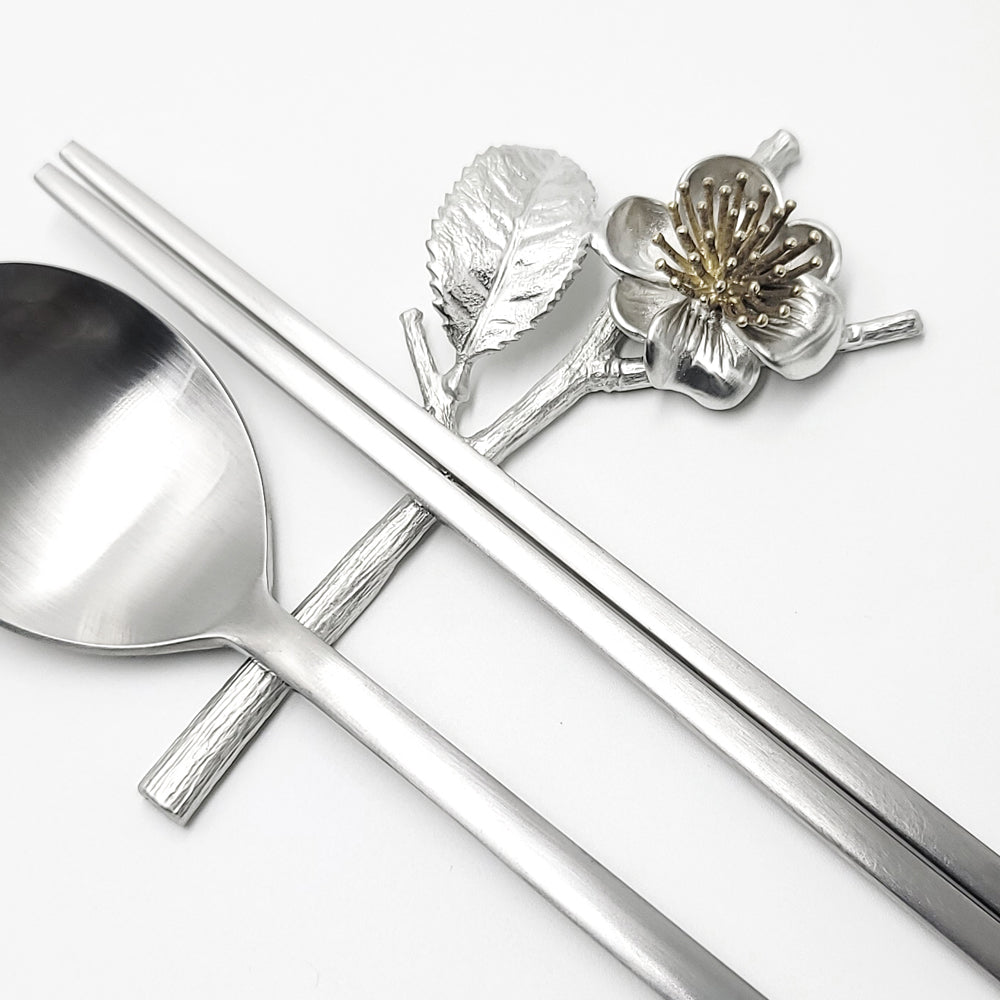[TITASY] Pewter Chopstick Rest, Spoon Rest, Knife Rest – Tea Flower (CR-05T)